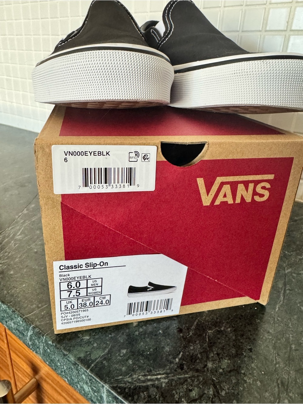 Vans Classic Slip-On unisex Sneakers in Black - Picture 2 of 7